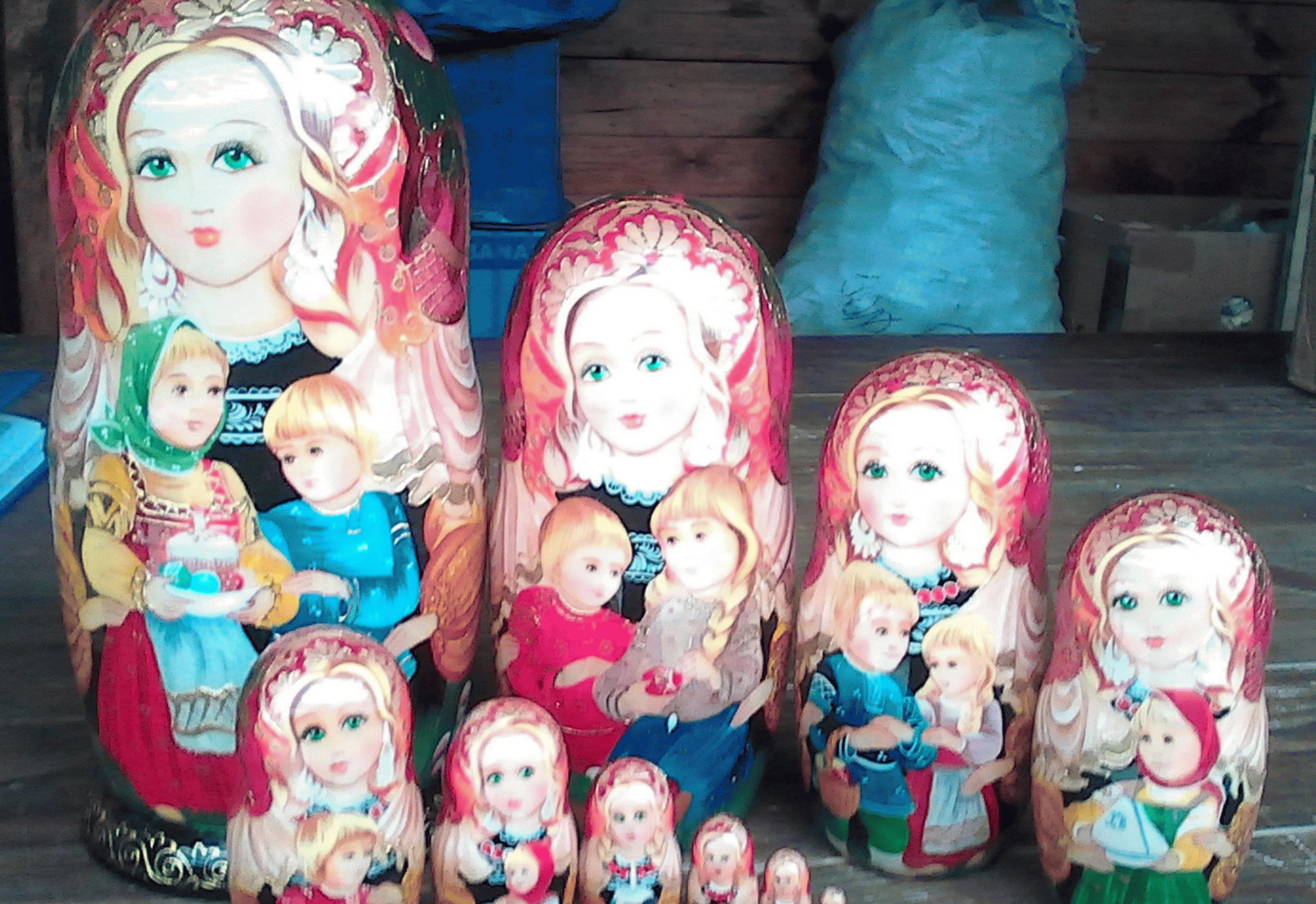 Matryoshka with Family & Children Folk Scenes